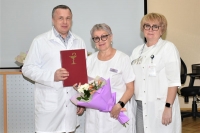 Вручение наград отличившимся медицинским работникам центра в преддверии Дня медицинского работника